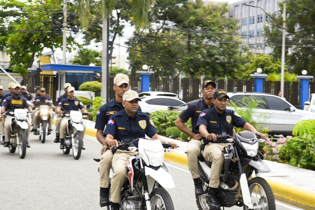 Policía apresa en La Vega a dos presuntos antisociales por robo de motocicleta mediante estafa
